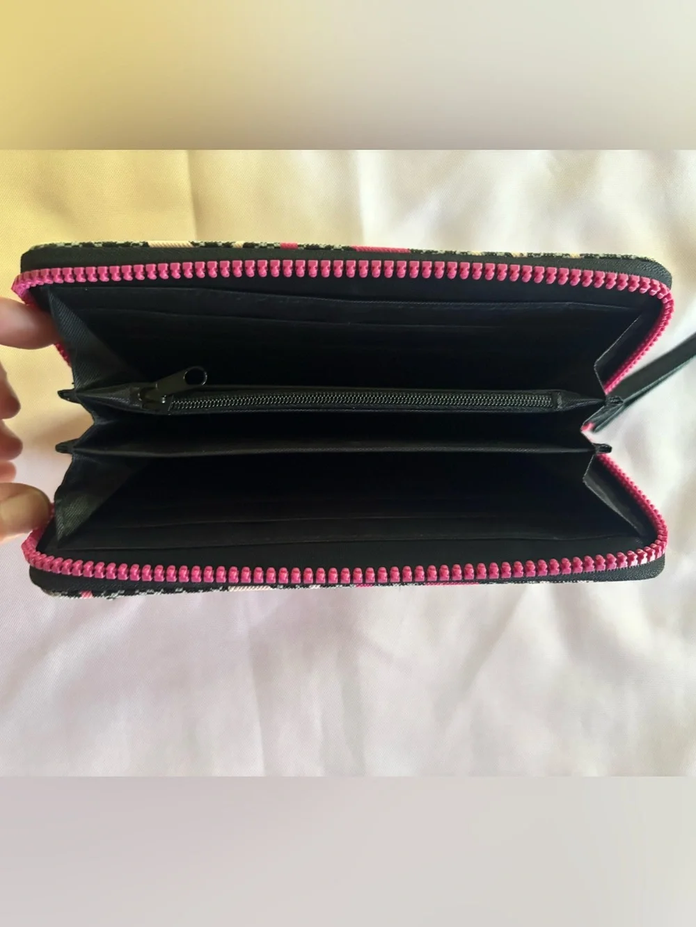 XOXO Black and Pink Heart Patterned Wristlet